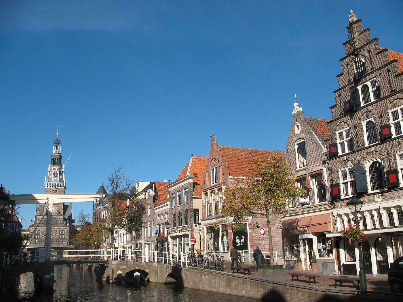 De Vismarkt aan het water in Alkmaar, met terrassen en de Grote Kerk op de achtergrond